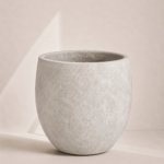 Bloempot / Sierpot Gebroken Wit – Ronde Pot met Subtiele Steenstructuur en Matte Afwerking